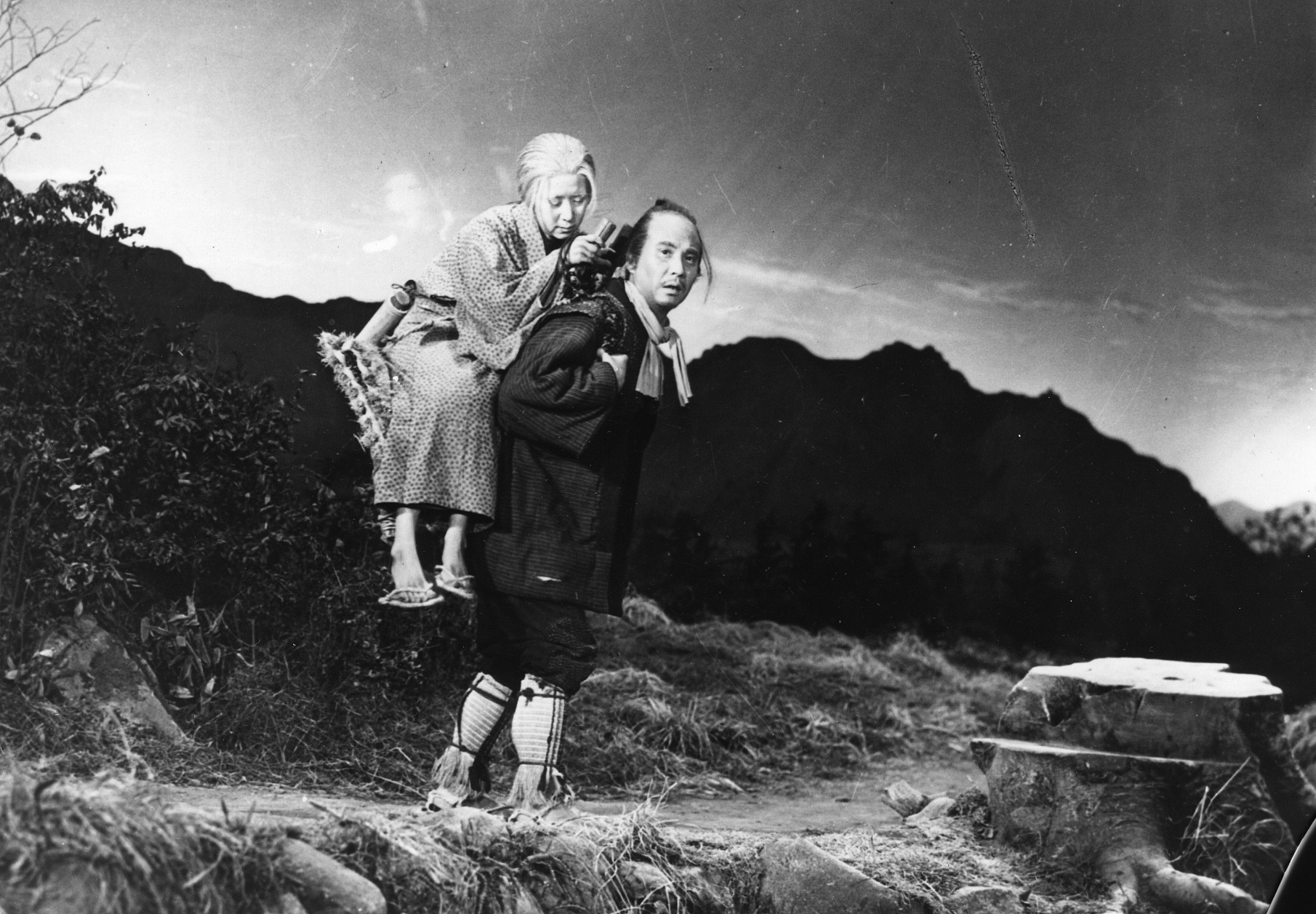 Японские пожилые мамы. Легенда о Нараяме 1958. Горы Обасутэяма. Старик на горе. Старик в горах.