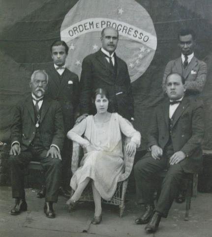Em pé da esquerda para a direita, os professores: Joaquim Candelário de Freitas, Bastos, João Luiz de Campos. Sentados:  Luiz Rosa, Albertina Fortarel e Sebastião Augusto de Miranda.