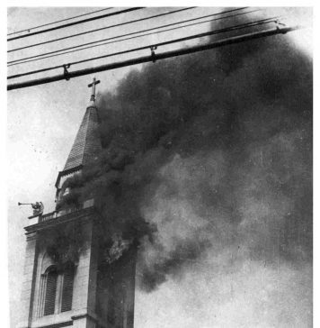 MAIO DE 1957: Fogo destrói torre da igreja da Vila Arens