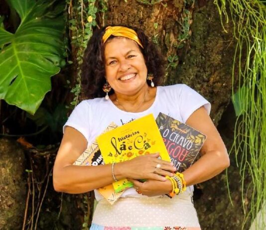 Escritora baiana doa LIVRO para crianças a cada publicação vendida escritora baiana