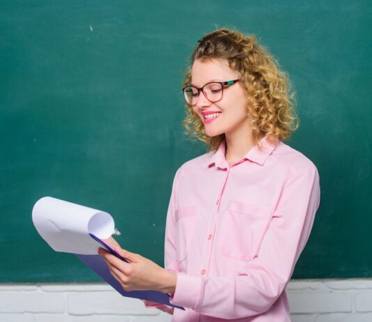 Rotina de DIRETORES ESCOLARES é mostrada em livro fotográfico diretores escolares