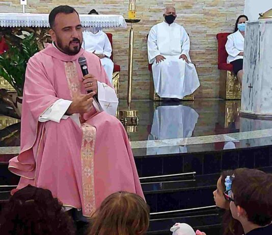 O padre e a MENINA DO BRINQUEDO padre
