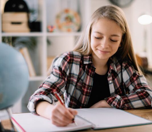 Desempenho de meninas em Matemática melhorou, diz UNESCO UNESCO