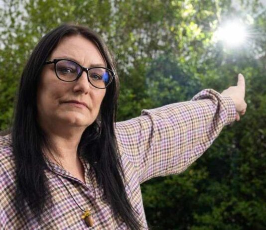 Mulher teme ser abduzida após nove avistamentos de UFOs abduzida