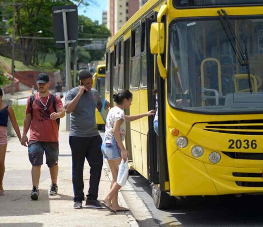 Mulheres e idosos: Lei que permite desembarque fora do ponto é legal desembarque