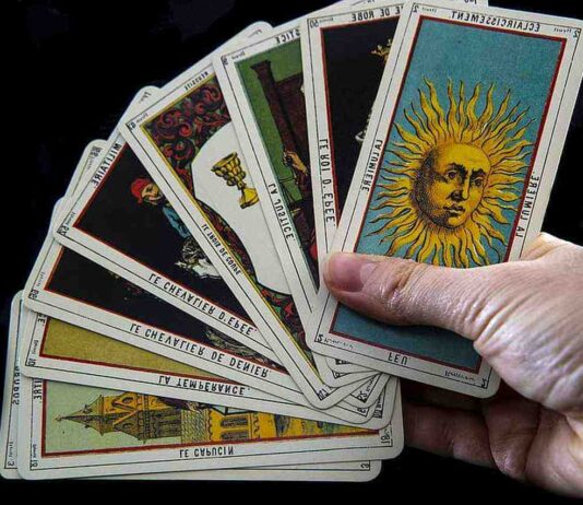 Sempre em frente ou novas rotas? Escolha uma carta! Veja vídeo sempre em frente