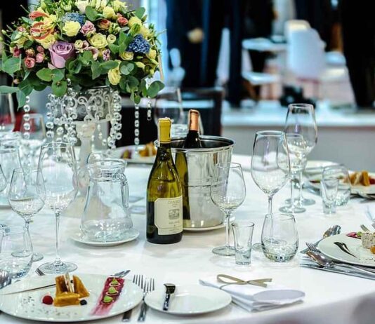 Você sabe o que são serviços formais à mesa? Assista! serviços formais