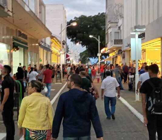 Comércio ficará aberto até 18 horas neste sábado(7) comércio