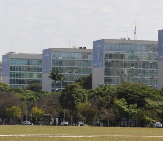 Governo Bolsonaro atuou para reprimir SERVIDORES, diz estudo servidores