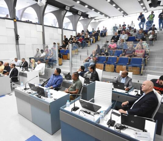 CÂMARA: Veto, três projetos e moção sobre banheiros de escolas câmara