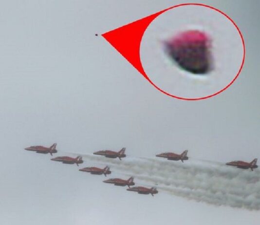 UFO é fotografado na coroação do rei Charles III CHARLES