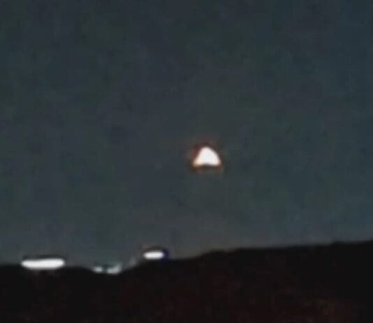 UFO em forma de pirâmide é filmado nos EUA. Veja vídeo pirâmide