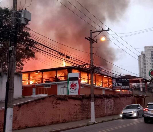Incêndio destrói PIZZARIA VESÚVIO pizzaria