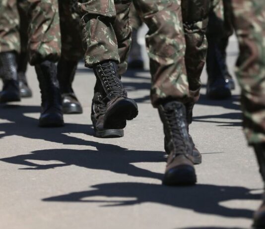 MILITARES, ora os militares! militares