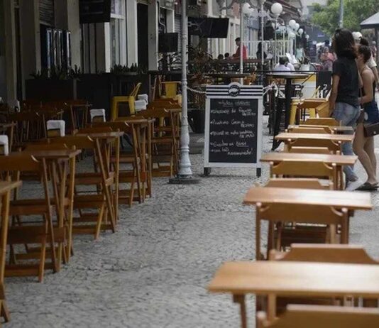 COMÉRCIOS: Prefeitura libera mesas e cadeiras nas calçadas COMÉRCIOS