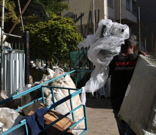 ABSURDO: Ladrões furtam carrinho de catadora de papelão catadora