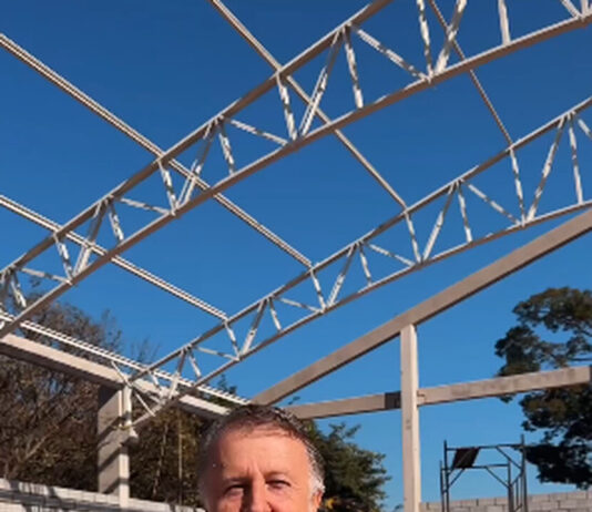 QUADRA: Vereador fiscaliza obras no Sarapiranga quadra