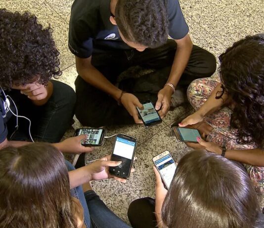 Sem CELULAR nas escolas, estudantes podem voltar a brincar… escolas