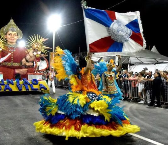 ESCOLAS desfilarão nos bairros. Durante o Carnaval! escolas