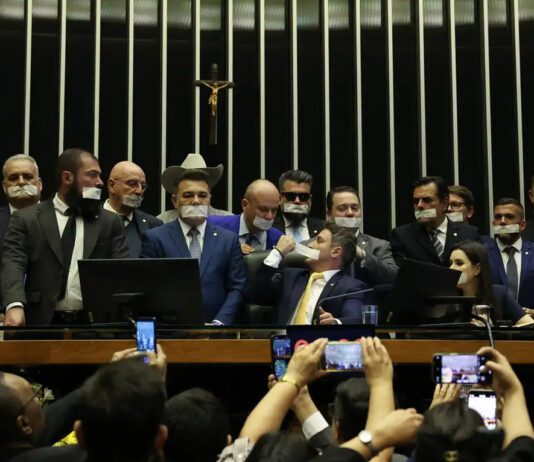 O MOTIM dos que não pensam no povo motim