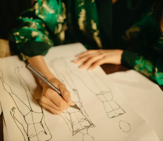 DESIGNER DE MODA: Saiba tudo sobre esta profissão! DESIGNER