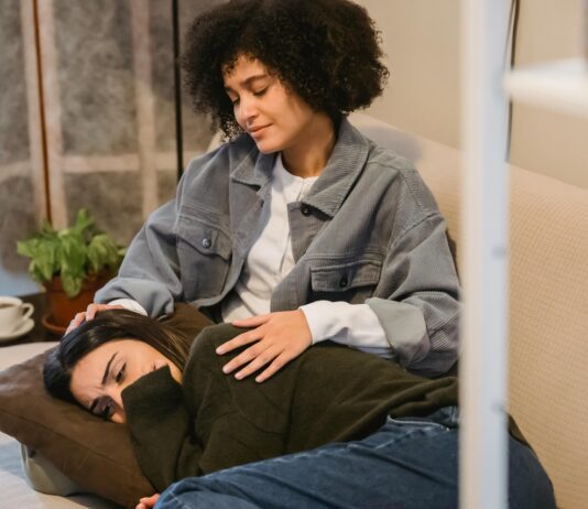 ACOLHIMENTO, cumplicidade e amizade: Perspectivas críticas acolhimento