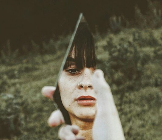 Conhecer a SI MESMO requer um importante trabalho interior si mesmo