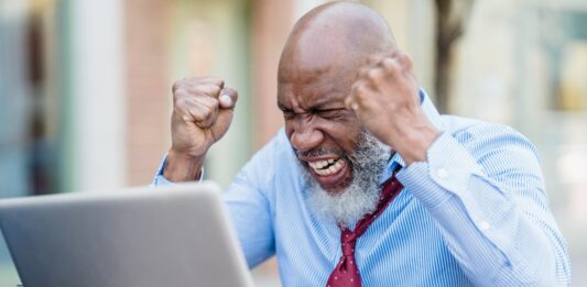 RACISMO DIGITAL lucrativo racismo