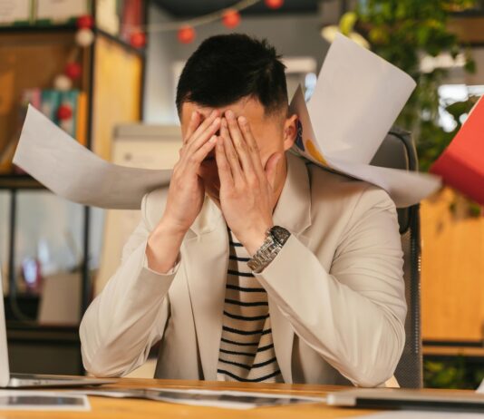 BURNOUT: Afastamentos crescem mais de 800% e pressionam empresas às vésperas da NR-1 BURNOUT