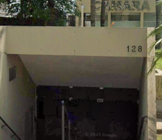 JJ e JC: Ex-funcionários terão reunião com vereadores. Do lado de fora da ‘Casa do Povo’, na escadaria jj