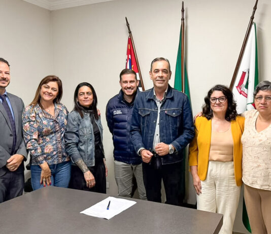 Plano do Magistério de Várzea: Prefeito assina projeto de lei plano