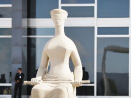 SUPREMO: Toga no divã supremo