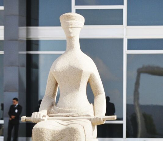 SUPREMO: Toga no divã supremo