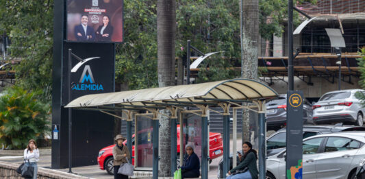 Abrigos de ônibus e relógios digitais: Projeto avança na Prefeitura abrigos
