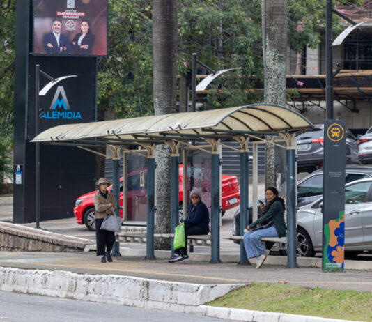 Abrigos de ônibus e relógios digitais: Projeto avança na Prefeitura abrigos