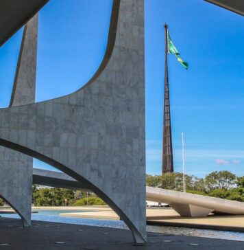 Presidente dos ’50×5′ deixa o PODER. Populista é eleito presidente